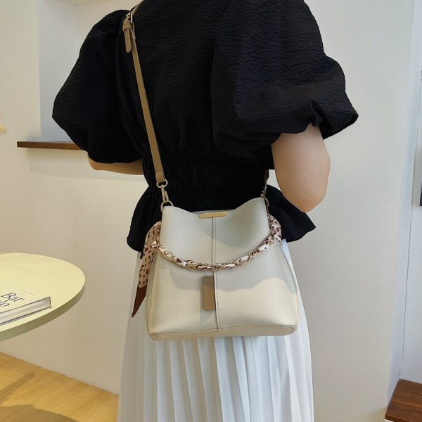 Popular Large-capacity Bucket Bag for Women 2022 New Fashion Messenger Bag Niche Casual Commuter Shoulder Bag Designer Bag - Image 3
